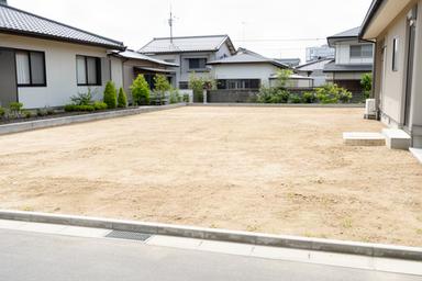 新築住宅の庭づくり前、土が見える庭と道路側からの視線が気になる敷地