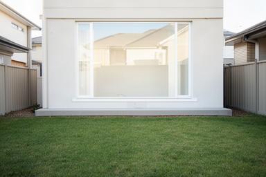 住宅の窓前に目隠し植栽を計画する前の、開けた庭の状態